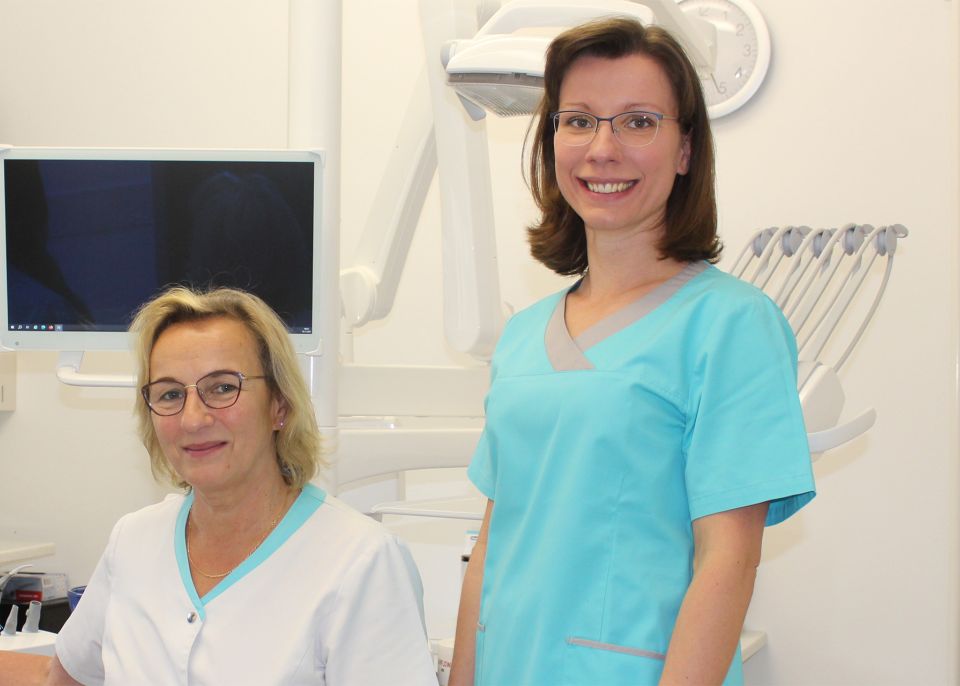 Ärztinnen in der Zahnarztpraxis Enseleit